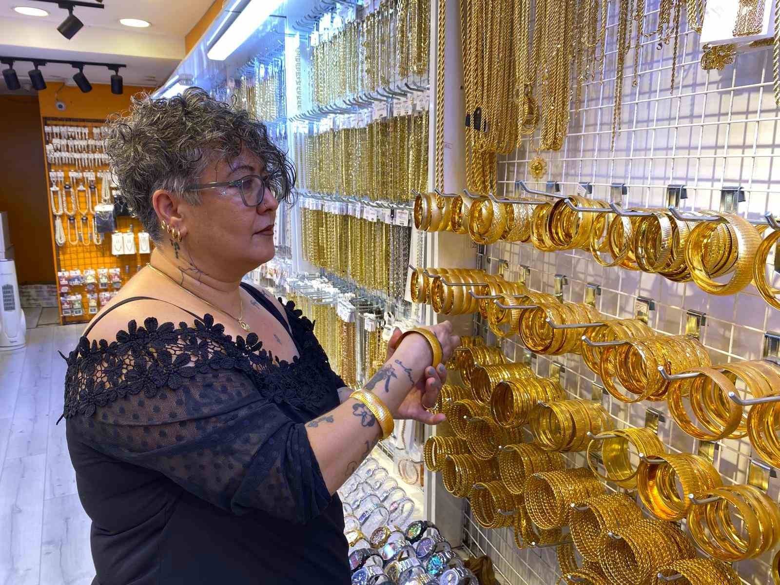 S&uuml;slenmek amacı ile kullanılan altın g&ouml;r&uuml;n&uuml;şl&uuml; takı ve paralar