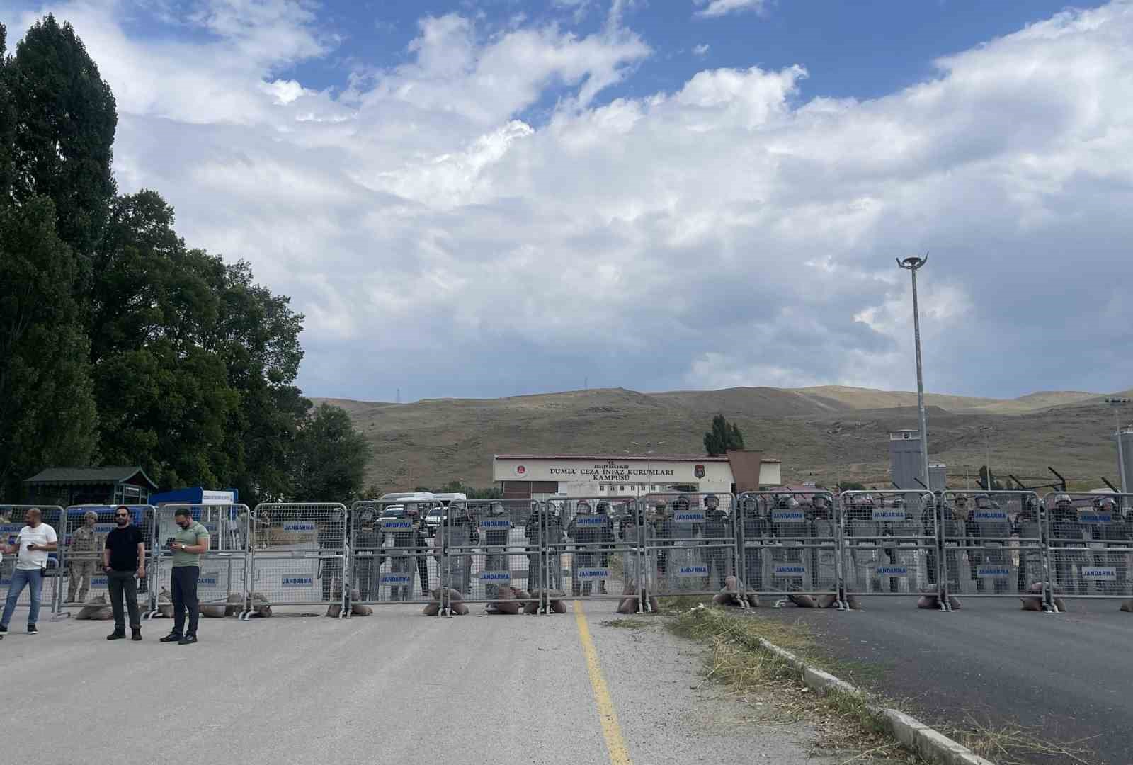 Kuytul taraftarları Erzurum&rsquo;da cezaevi &ouml;n&uuml;nde izinsiz g&ouml;steri yaptı