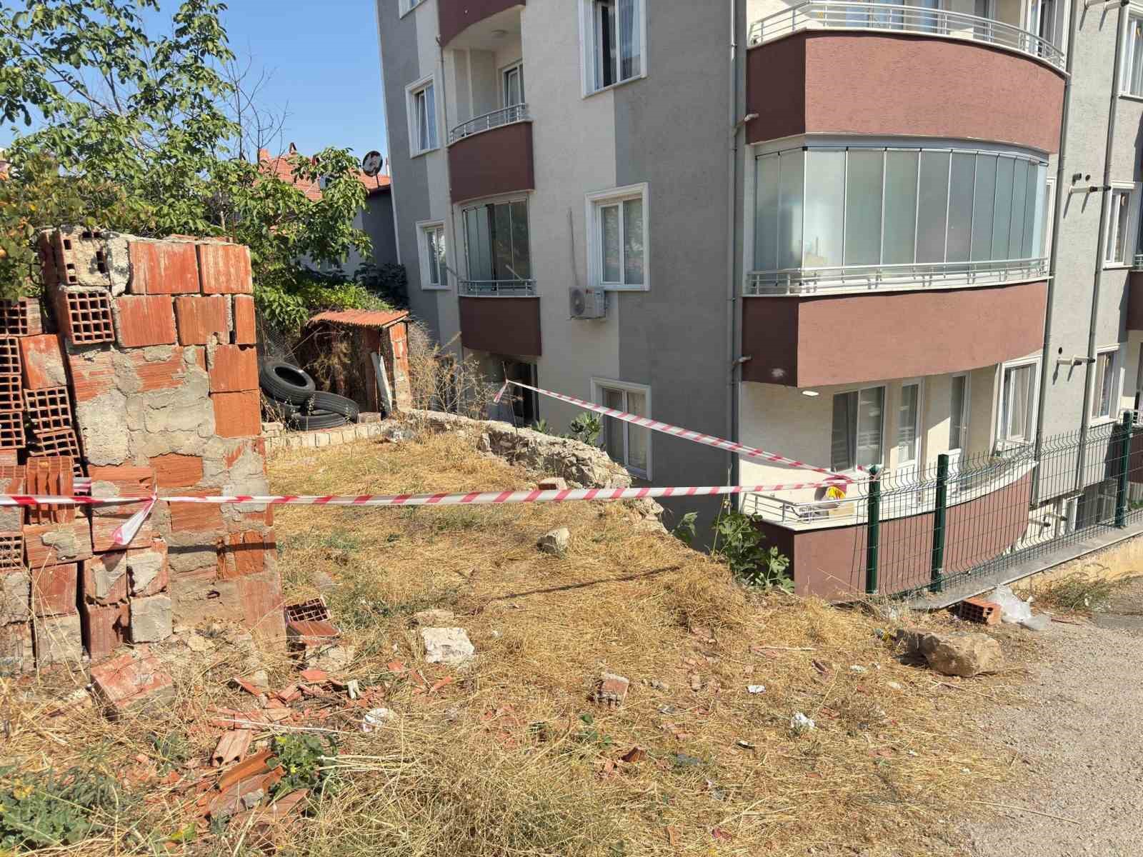 Kontrolden &ccedil;ıkan otomobil bah&ccedil;eye u&ccedil;tu, 3 kişi yaralandı