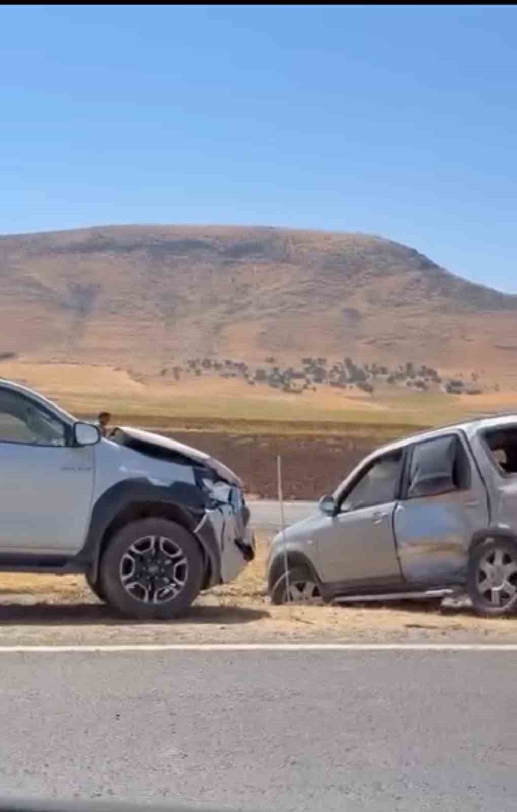 Siirt&rsquo;te trafik kazası: Ara&ccedil;larda maddi hasar oluştu