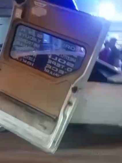 Minib&uuml;s&uuml;n kapısı otomobilde asılı kaldı