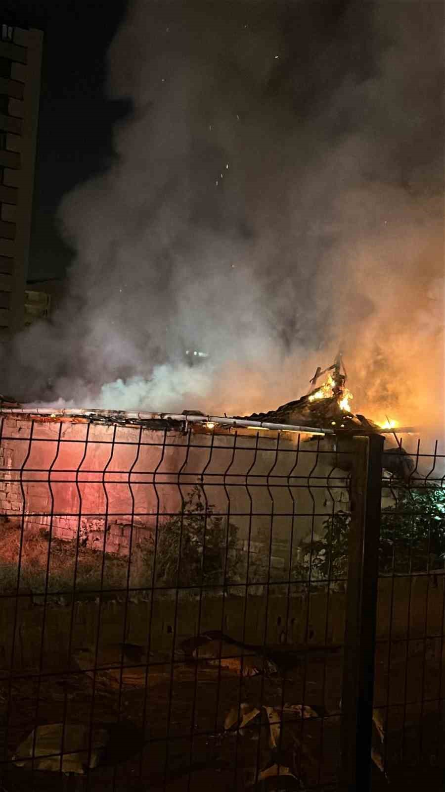 Kayseri&rsquo;de m&uuml;stakil ev cayır cayır yandı