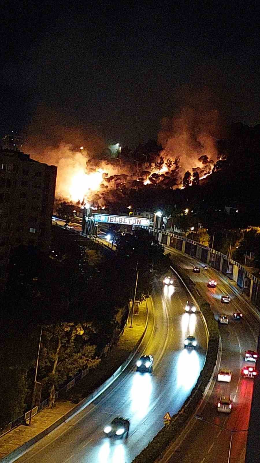 İzmir&rsquo;de otluk alanda korkutan yangın