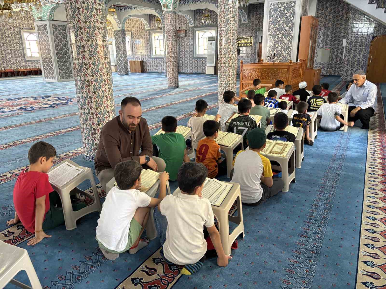 Camiler &ccedil;ocuk sesleriyle şenleniyor: Minikler hem &ouml;ğreniyor hem eğleniyor