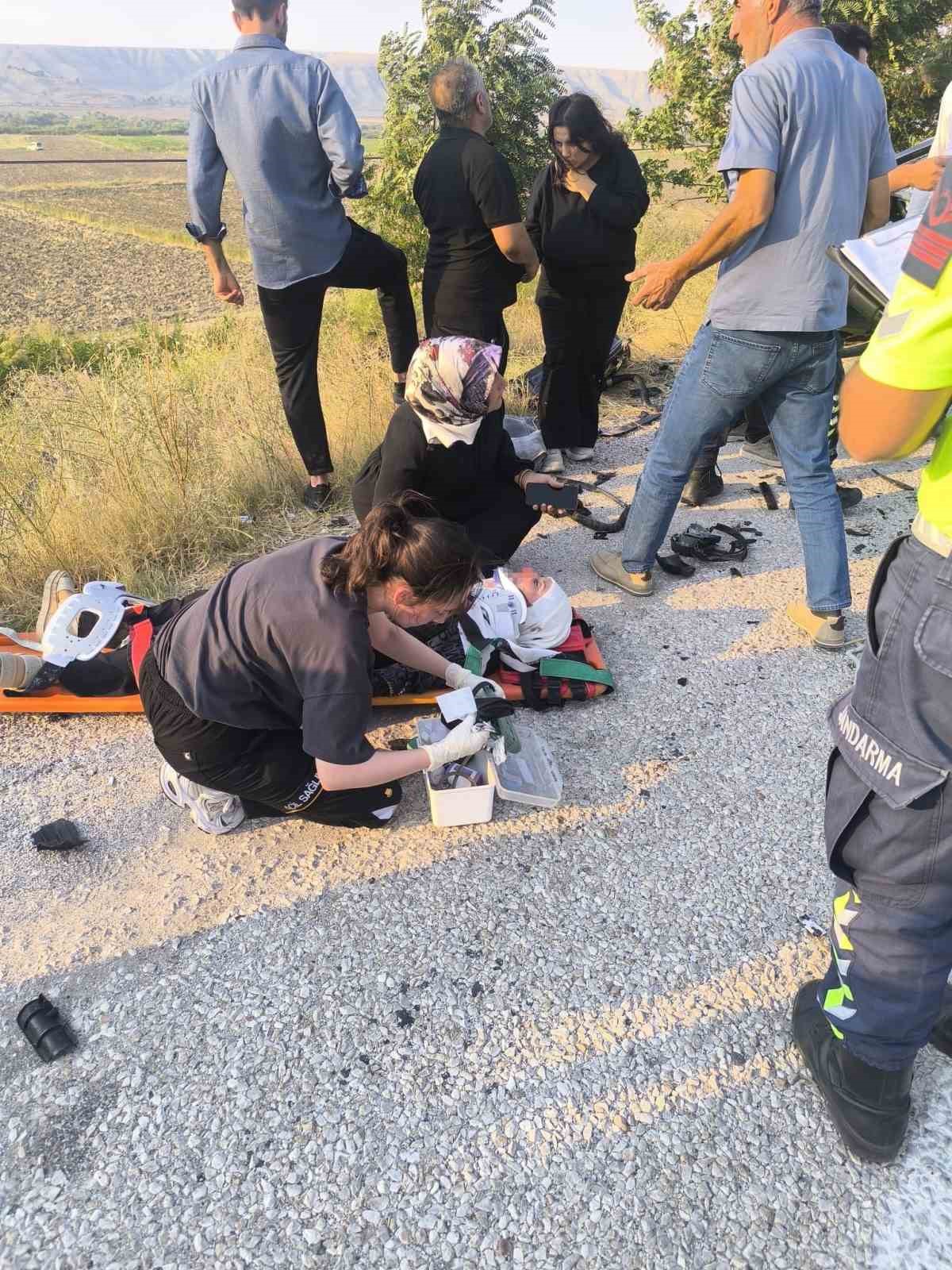 &Ccedil;ankırı&rsquo;da iki otomobil &ccedil;arpıştı: 1 &ouml;l&uuml;, 6 yaralı