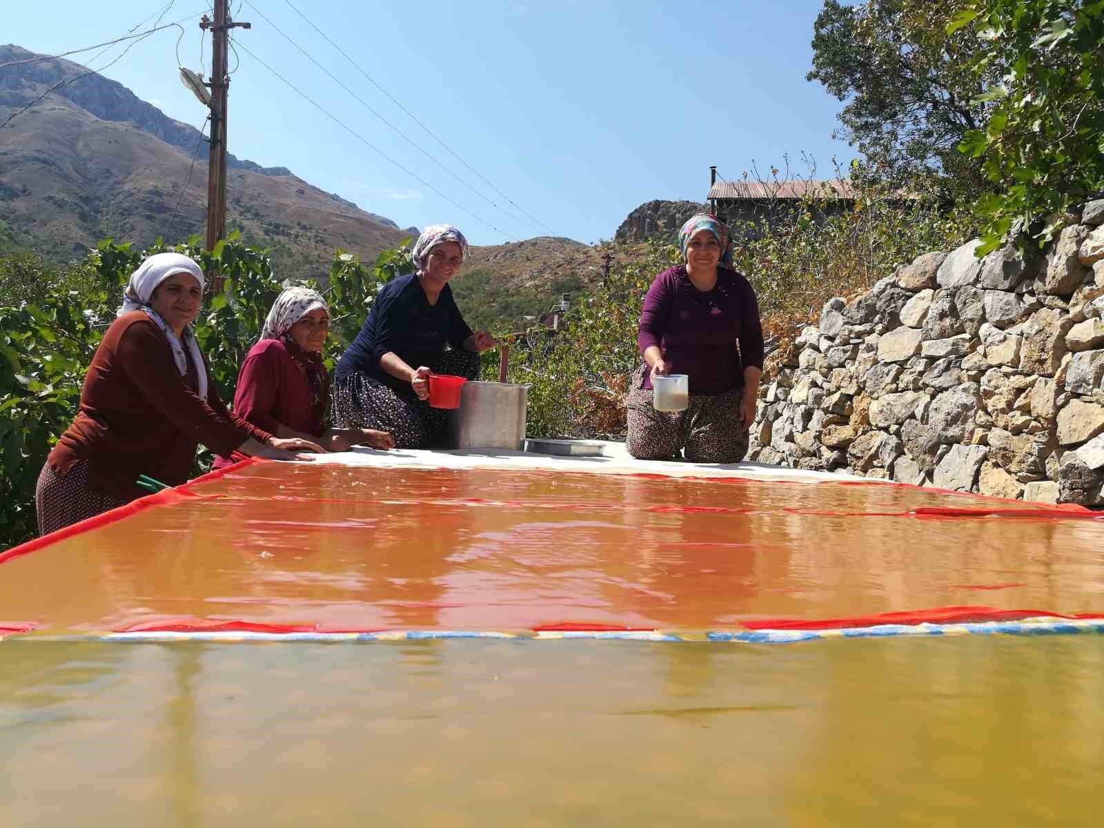 Kemaliye&rsquo;de kadınlar pestili imece usul&uuml; hazırlıyor