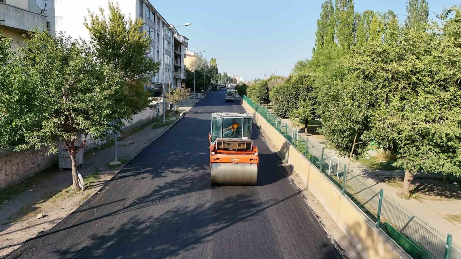 Kars&rsquo;ta ulaşım i&ccedil;in yol seferberliği: Şehitler Mahallesi&rsquo;nde &ccedil;alışmalar s&uuml;r&uuml;yor