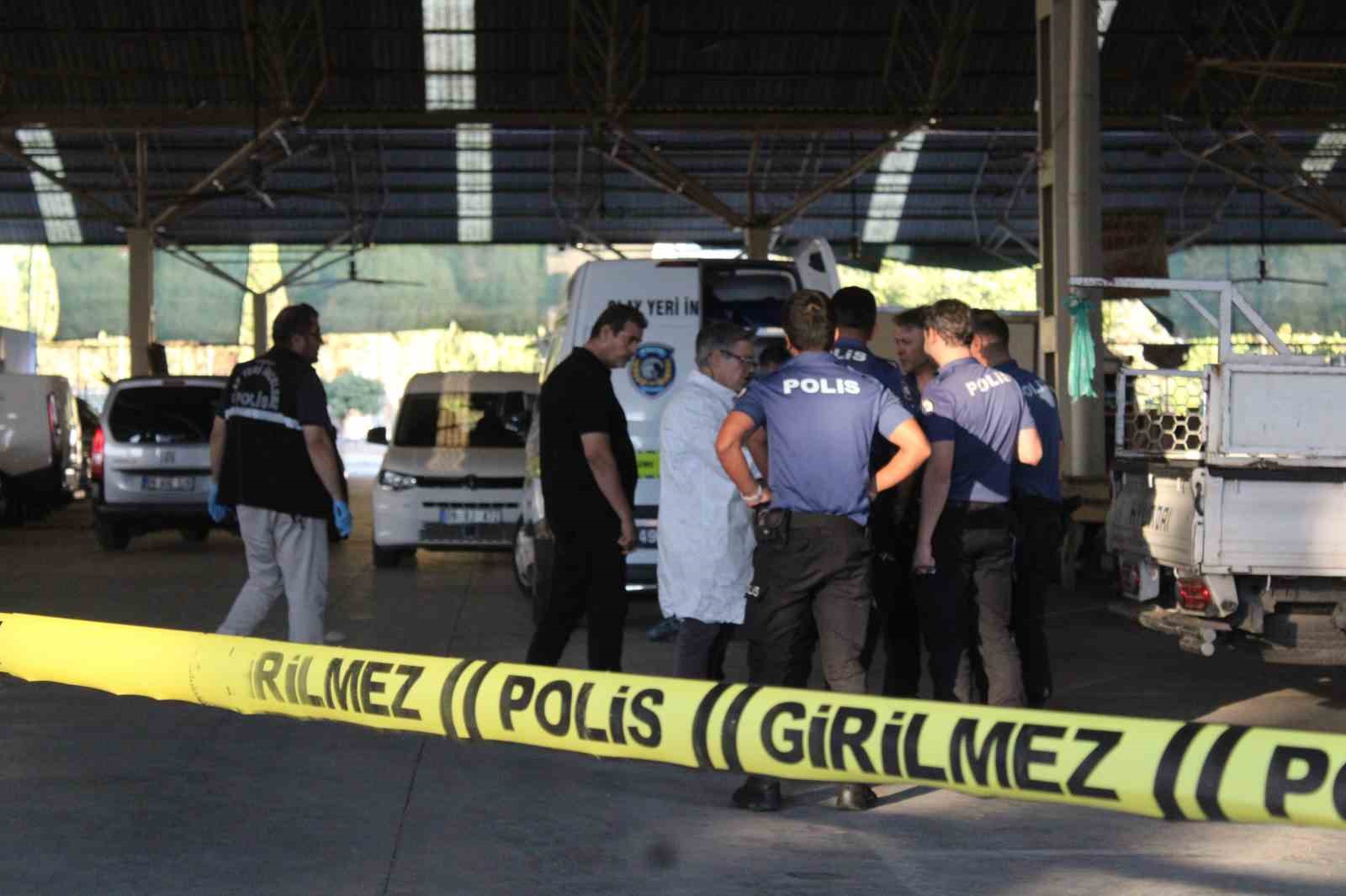 Okul &ouml;n&uuml;nde pompalı t&uuml;fekle gezen 2 ş&uuml;pheli yakalandı