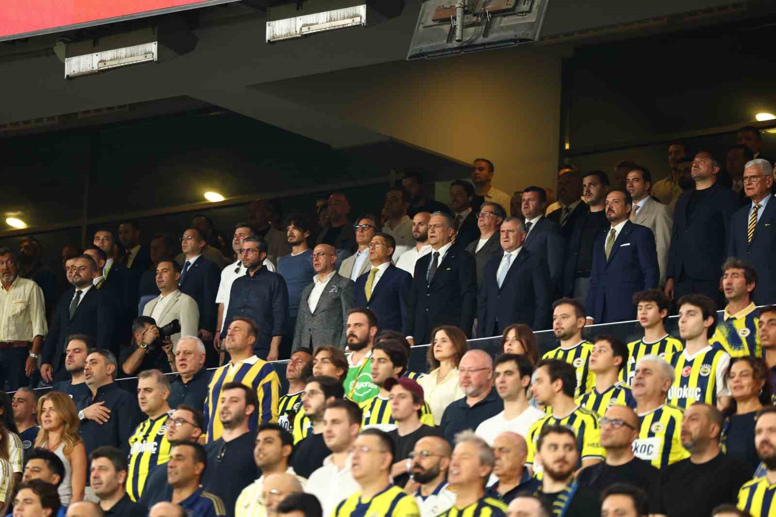 Bakan Bak, Fenerbah&ccedil;e - Beşiktaş derbisini takip etti