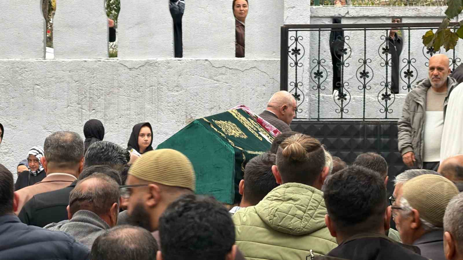 Anneye en zor veda: Tabutu başında gözyaşlarına boğuldu