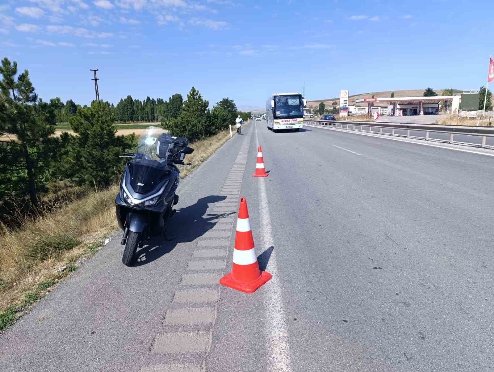 Bariyerlere &ccedil;arpan motosiklet s&uuml;r&uuml;c&uuml;s&uuml; &ouml;ld&uuml;