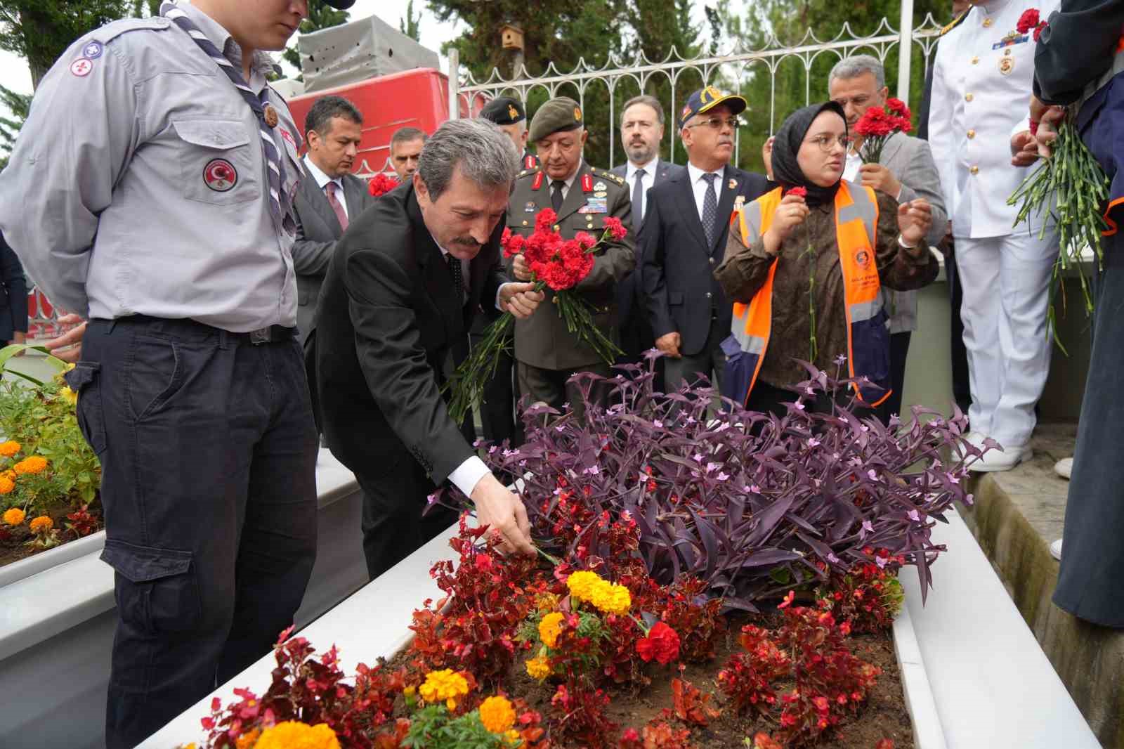 Samsun&rsquo;da 30 Ağustos şehitlik ziyaretinde h&uuml;z&uuml;nl&uuml; anlar