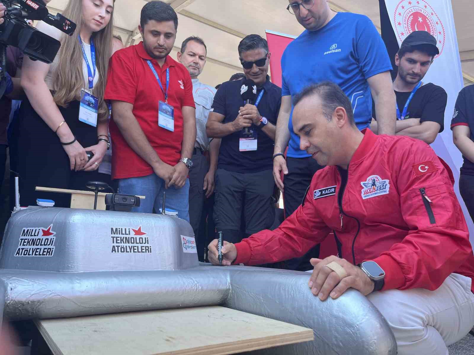 Sanayi ve Teknoloji Bakanı Kacır, TEKNOFEST Mavi Vatan&rsquo;ı ziyaret etti