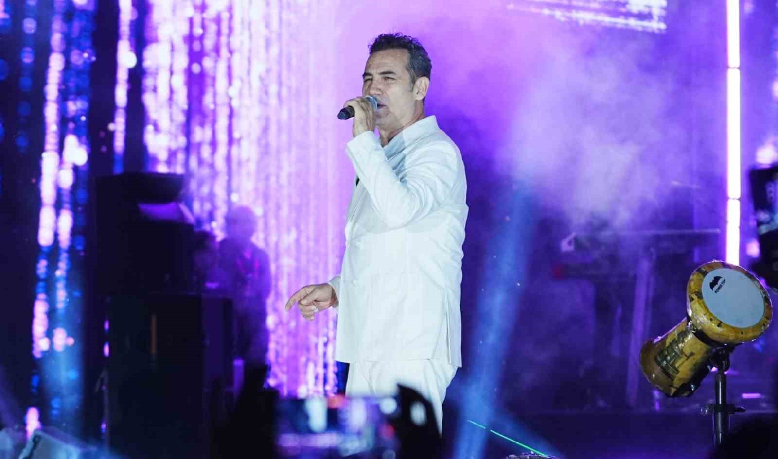 Ferhat G&ouml;&ccedil;er Manisa&rsquo;yı coşturdu