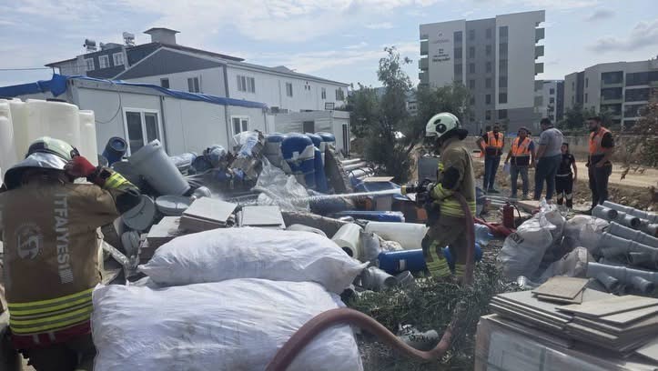 Antakya’da şantiye içerisinde malzemeler alevlere teslim oldu