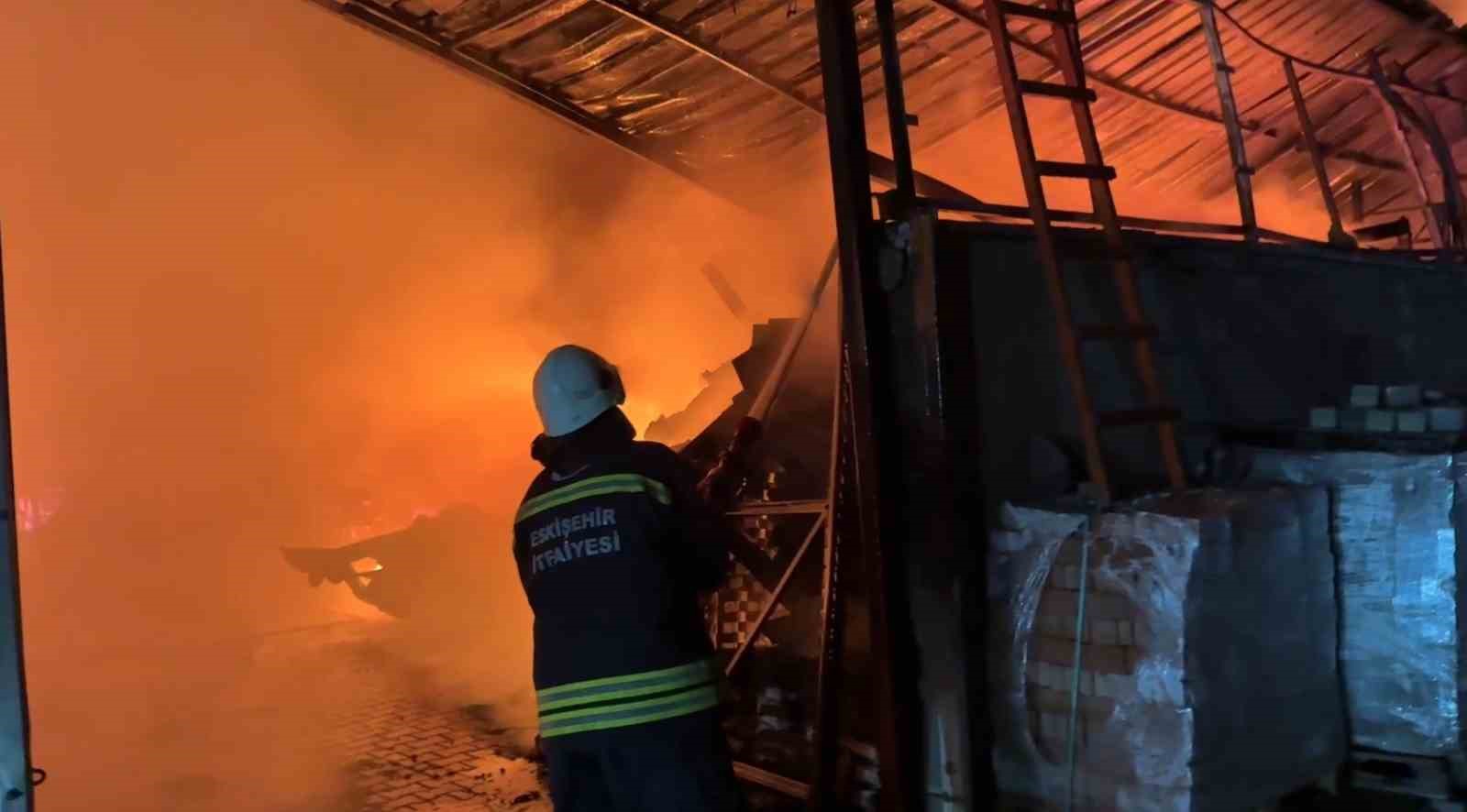 Eskişehir&rsquo;de sanayi sitesindeki yangın kontrol altına alınmaya &ccedil;alışılıyor