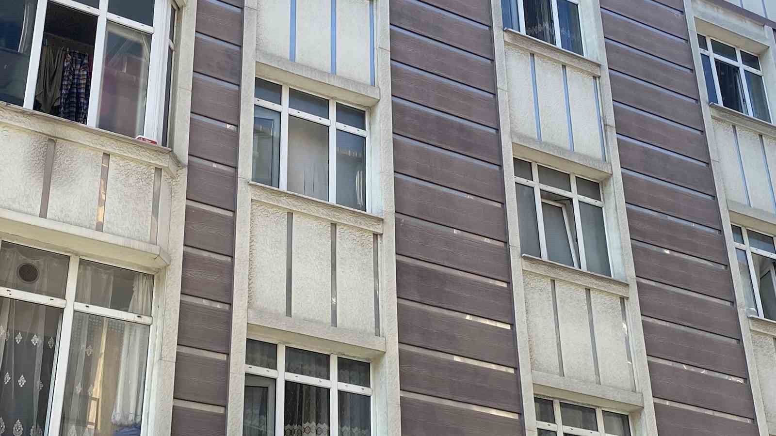 Gaziosmanpaşa&rsquo;da bir kişi evinde boğazı kesilmiş halde &ouml;l&uuml; bulundu