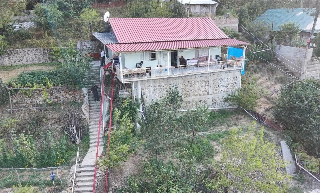 Eşine olan sevgisi 60 basamaklık merdivene asans&ouml;r yaptırdı