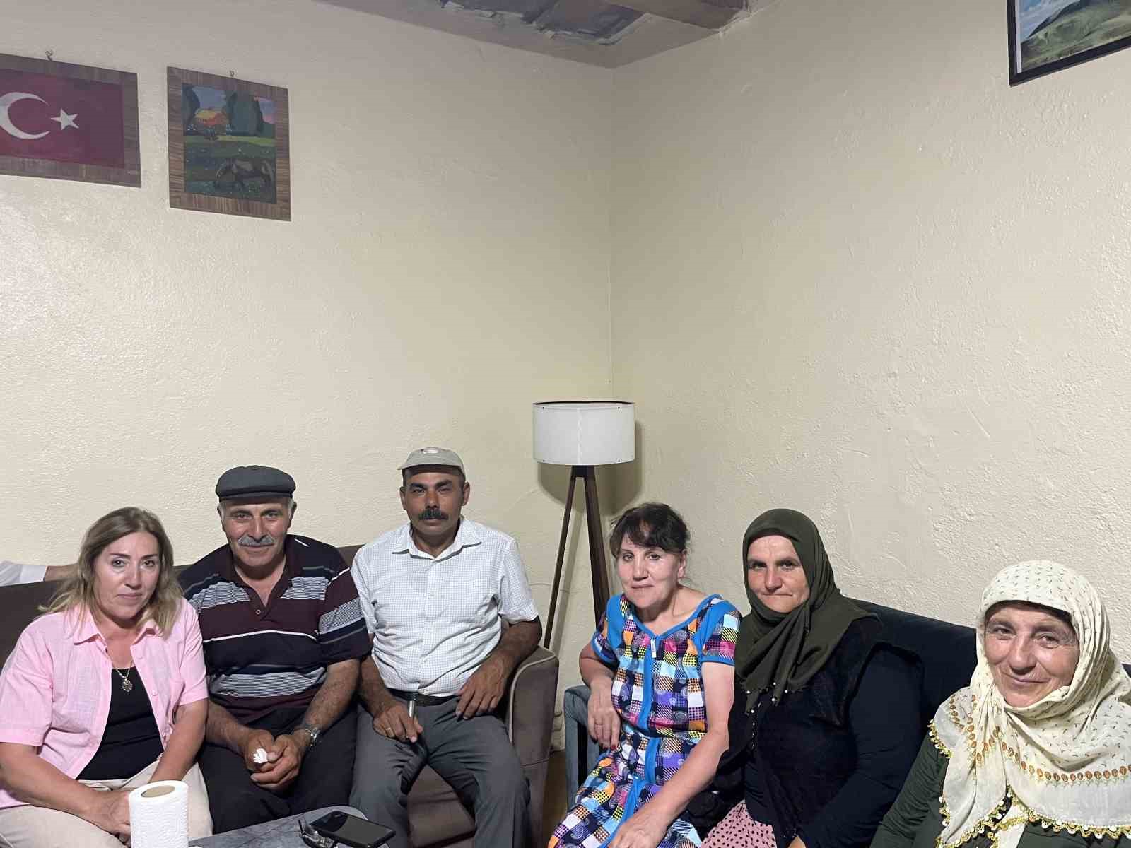 Bak&uuml;-Kars u&ccedil;uşu 100 yıllık hasreti bitirdi: İki kardeşin torunları Kars&rsquo;ta buluştu