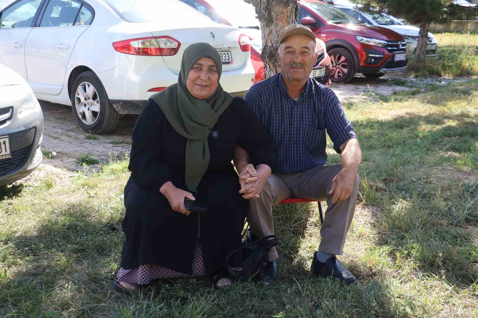 Hastanede tedavi g&ouml;rd&uuml;ğ&uuml; yatağından kalktı, kızına destek olmak i&ccedil;in sınav merkezine gitti
