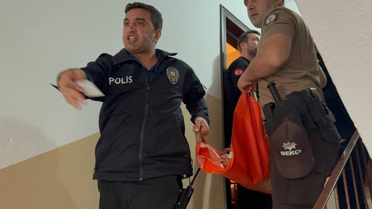 Evde d&uuml;şen yaşlı kadın itfaiye ekiplerince kurtarıldı