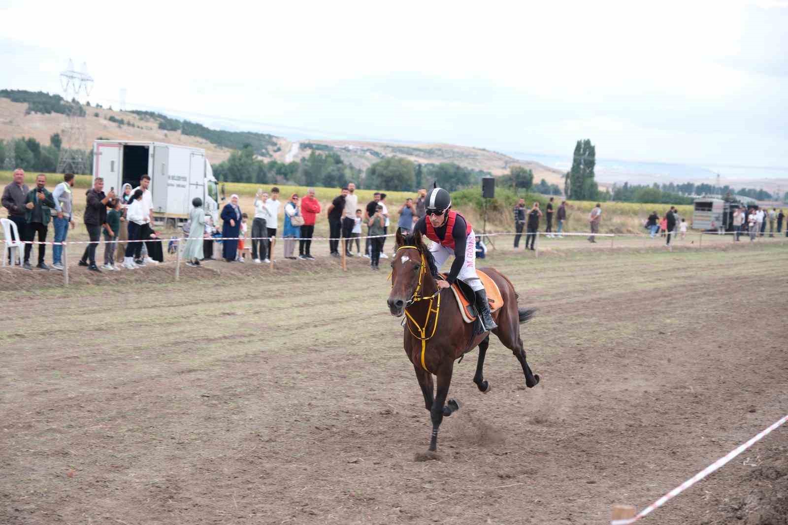 &Ccedil;orum&rsquo;da Zafer Bayramı&rsquo;na at yarışları damga vurdu