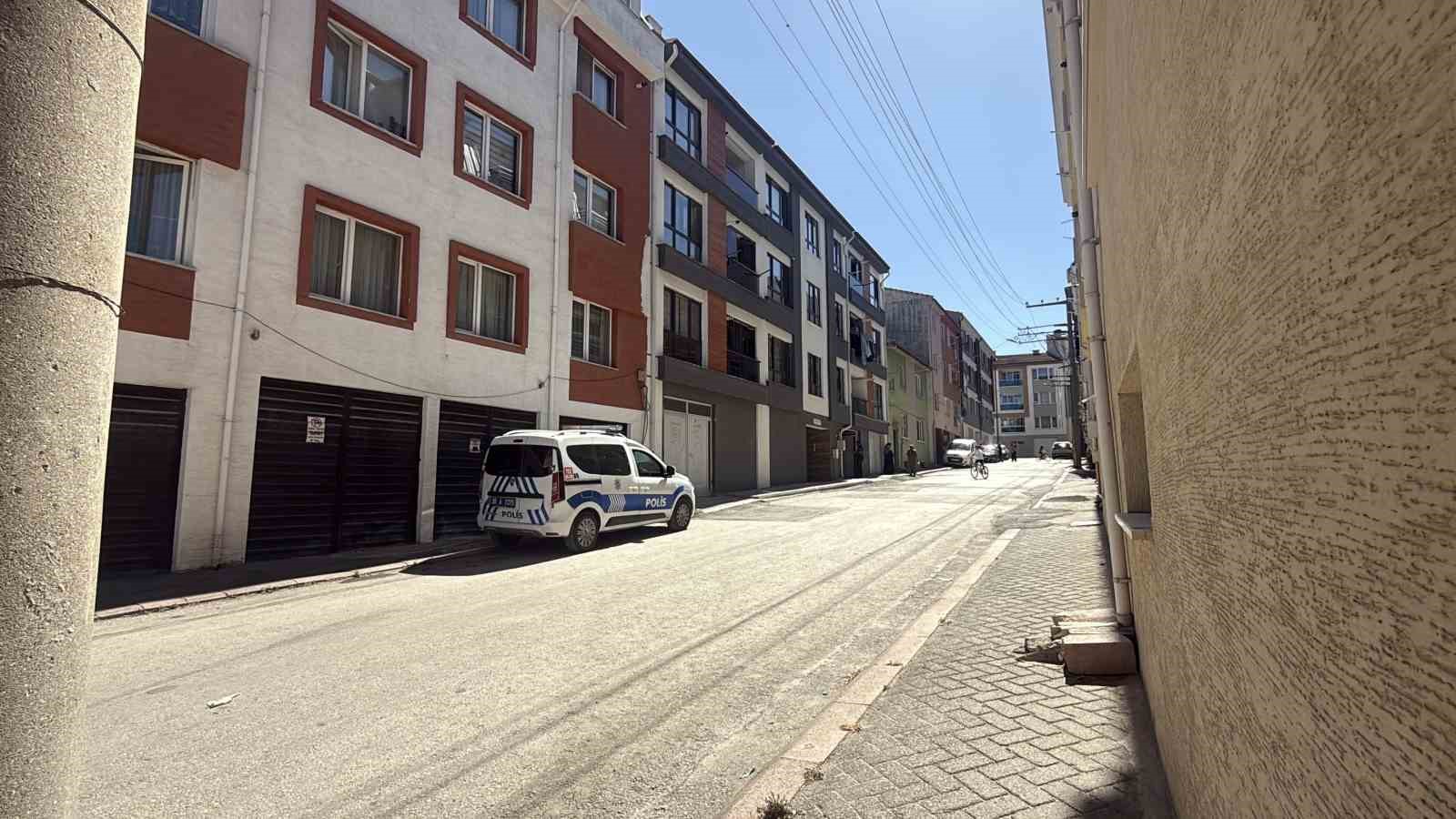 Eskişehir&rsquo;de 3&rsquo;&uuml;nc&uuml; kattaki balkondan aşağıya d&uuml;şen 4 yaşındaki &ccedil;ocuk yaralandı