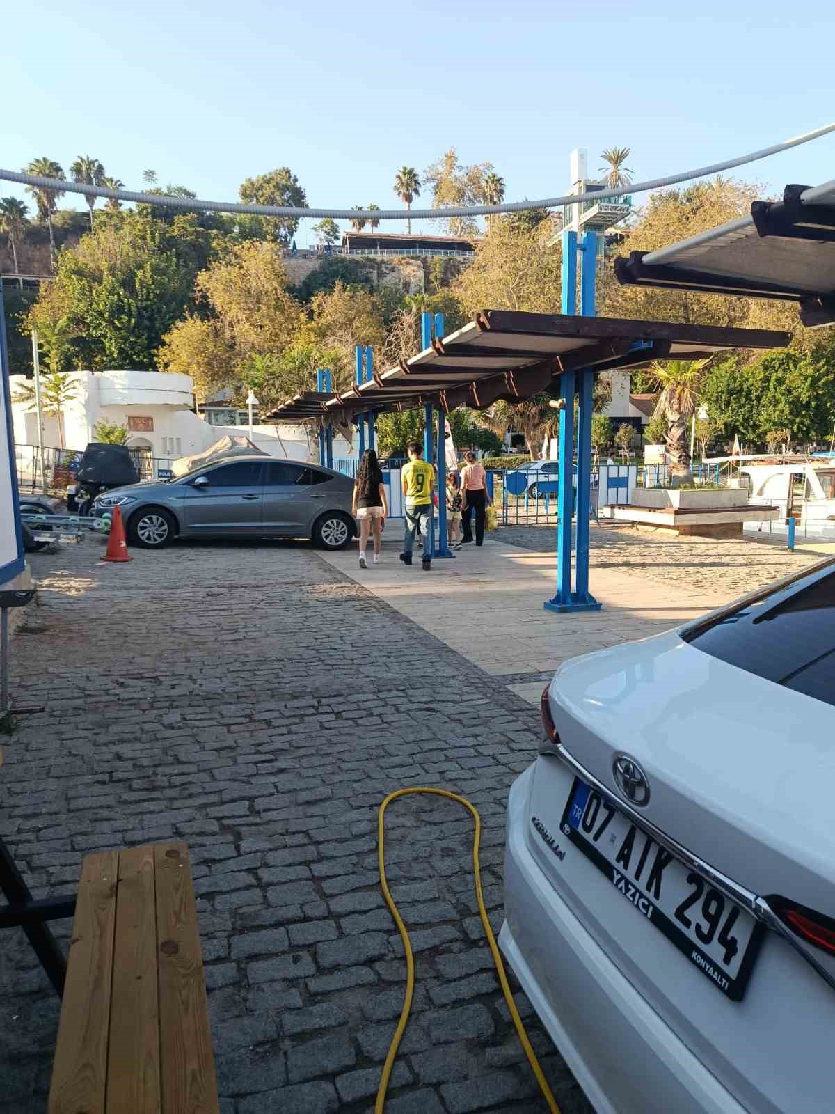 Denizde mahsur kalan 15 yaşındaki kız &ccedil;ocuğu kurtarıldı
