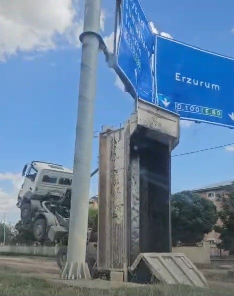 Baş&uuml;st&uuml; levhaya &ccedil;arpan kamyon şaha kalktı