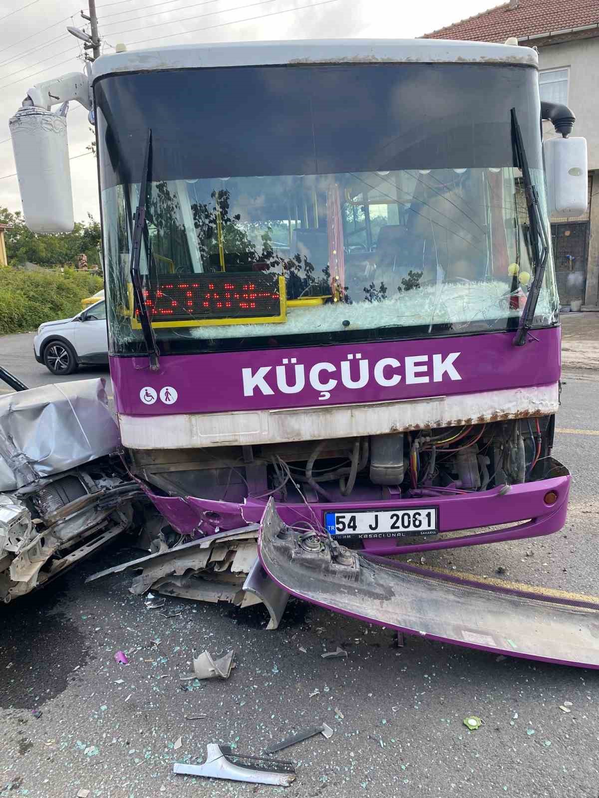 Sakarya&rsquo;da halk otob&uuml;s&uuml; ile otomobil &ccedil;arpıştı: 6 yaralı