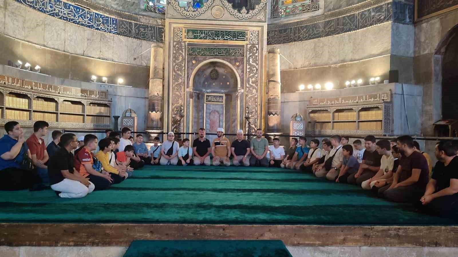 Eğitimlerini tamamlayan hafızlar ecdadın izinde tarihi yolculuk yaptı