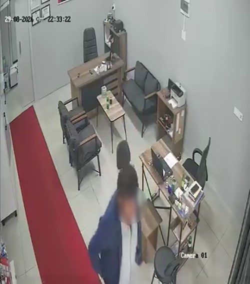 Cep telefonu hırsızlığı kameraya takıldı
