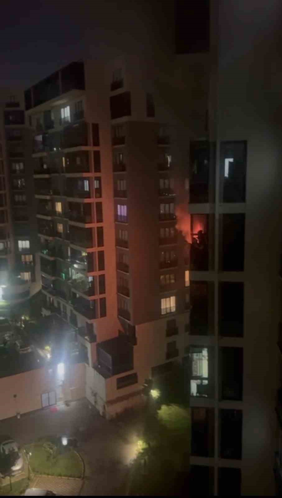 Bursa&rsquo;da apartman dairesinde yangın: 4 kişi dumandan etkilendi