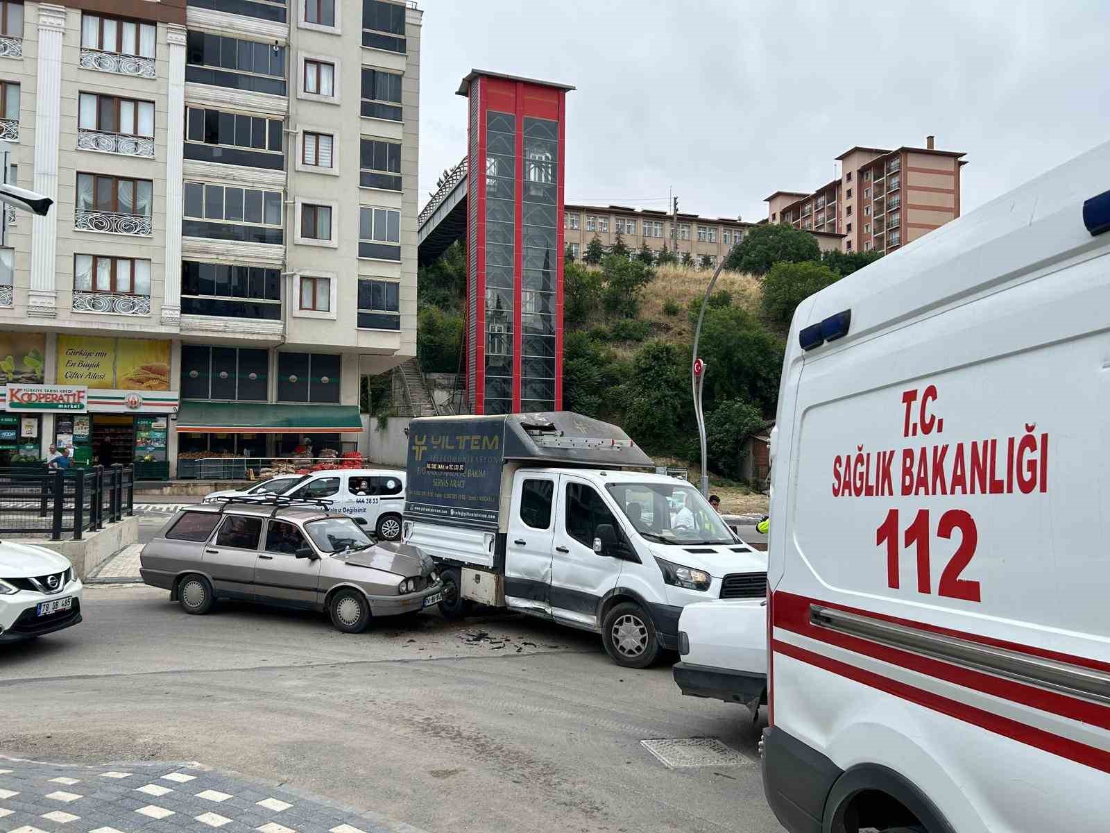 Karab&uuml;k&rsquo;te otomobil kamyonetle &ccedil;arpıştı: 1 yaralı