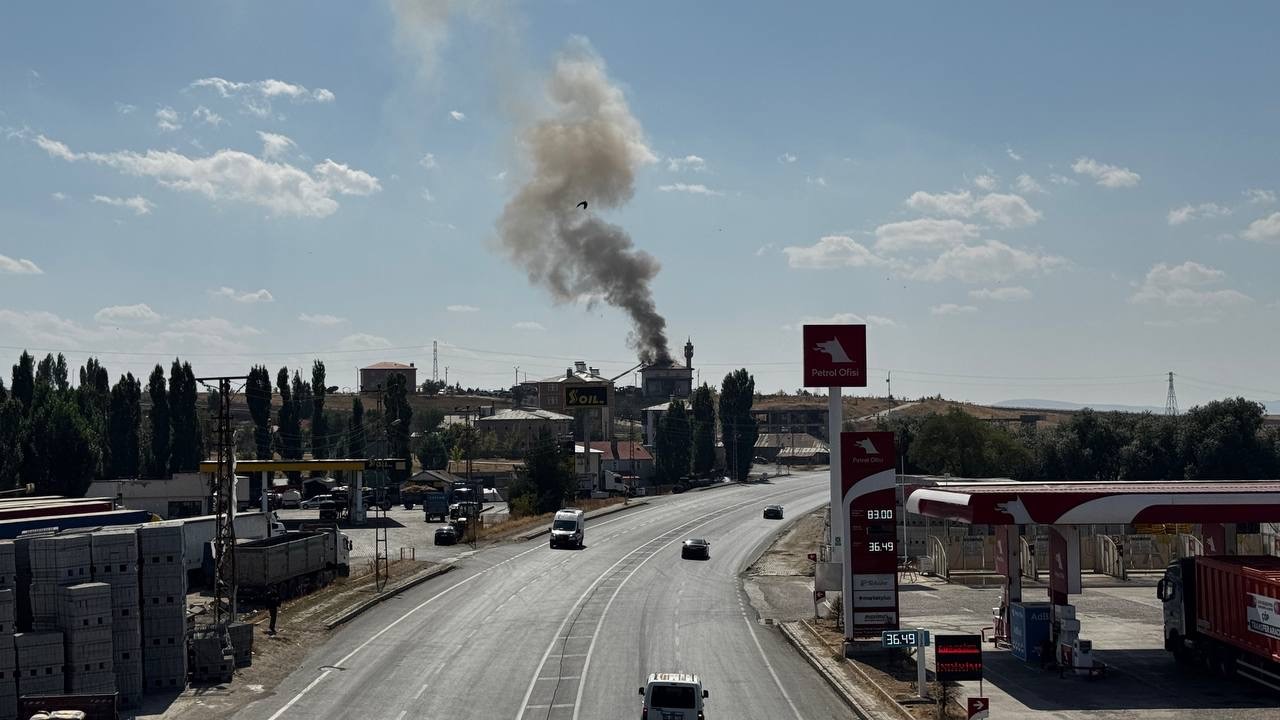 Ağrı&rsquo;da caminin &ccedil;atısında &ccedil;ıkan yangın paniğe neden oldu
