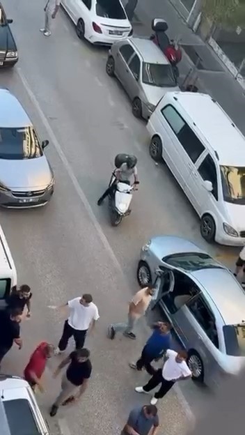 Trafik durdu, cadde ringe d&ouml;nd&uuml;.. O anlar kamerada