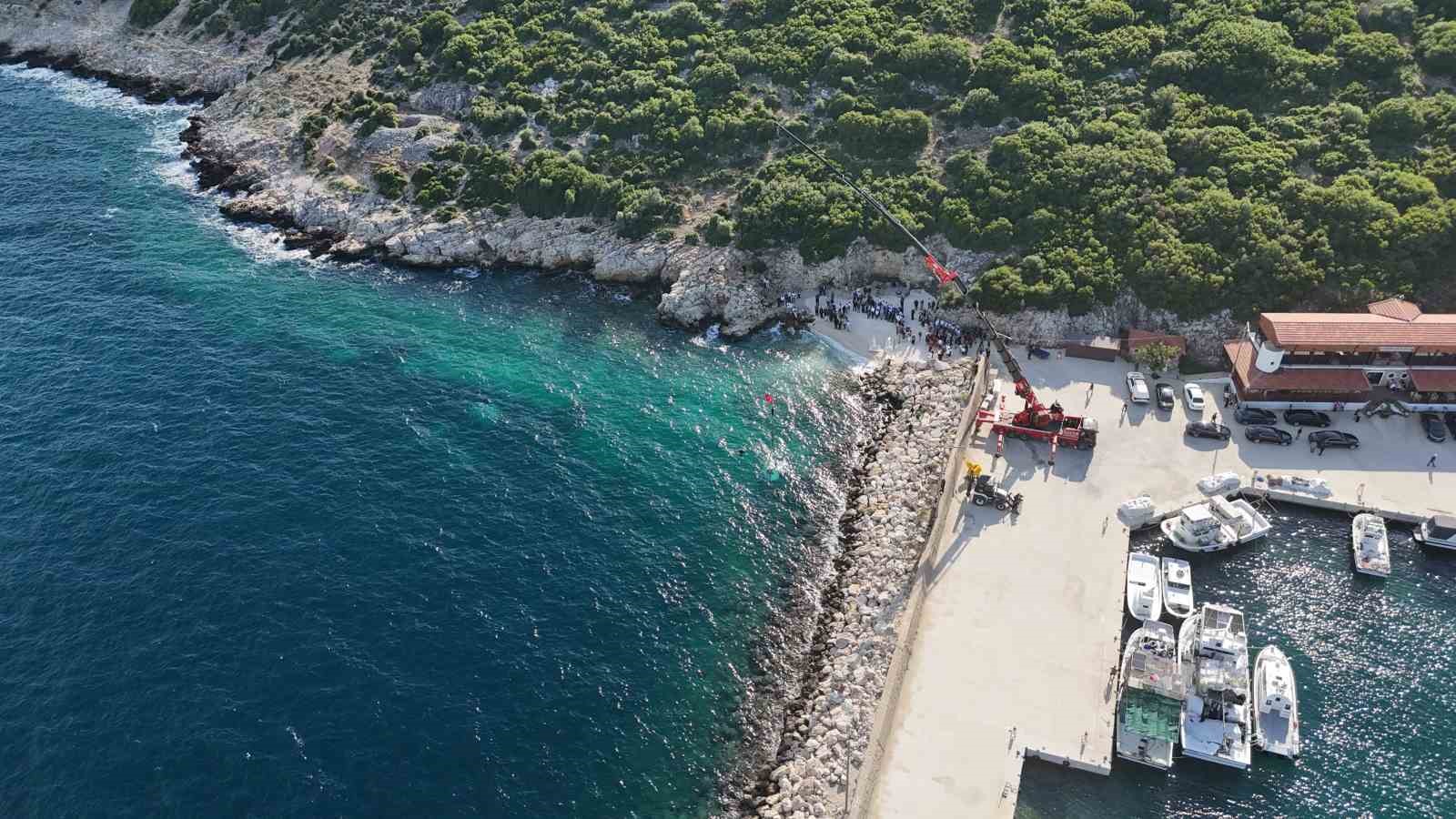 Saros&rsquo;ta &rsquo;Akıncılar&rsquo;, &rsquo;Fatih Sultan Mehmet&rsquo; ve &rsquo;Kemer&rsquo; heykelleri suya batırıldı