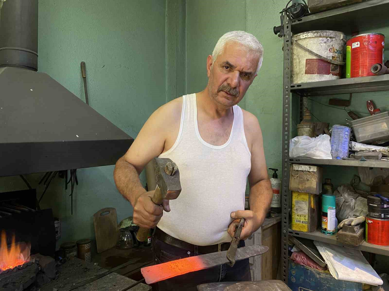 Kavuran sıcaklarda, 60 derecelik at&ouml;lyede &uuml;retimden vazge&ccedil;miyor