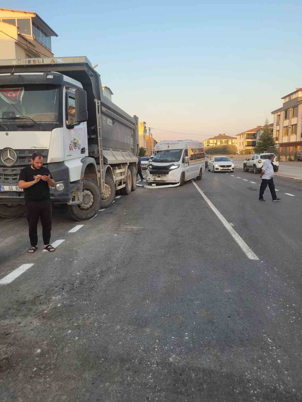 Kamyona arkadan &ccedil;arpan servisin s&uuml;r&uuml;c&uuml;s&uuml; ağır yaralandı
