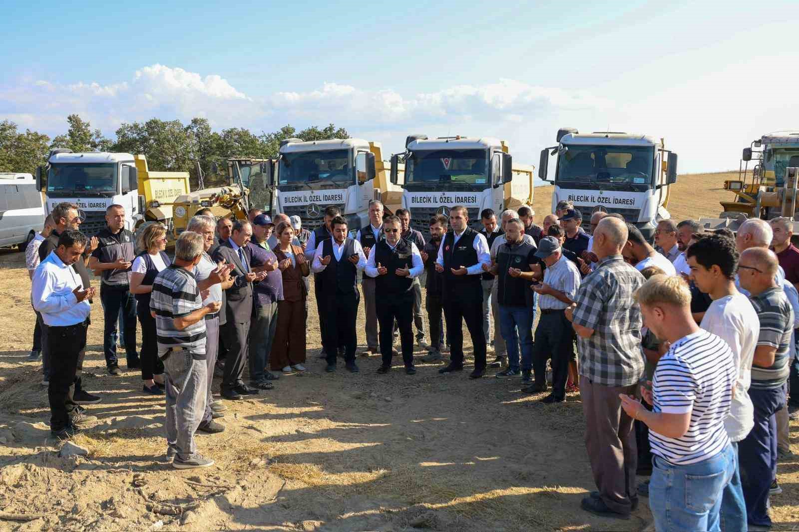 Bilecik&rsquo;te 8 kilometrelik k&ouml;y yolu sıcak asfalta hazırlanıyor