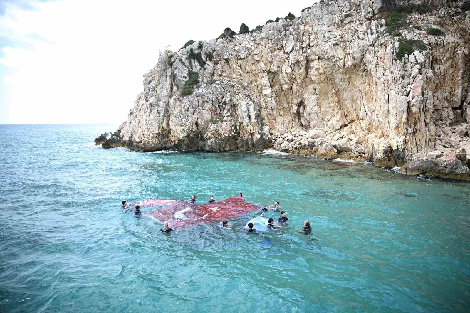 Gaziosmanpaşa Belediyesi Saros K&ouml;rfezi&rsquo;nde T&uuml;rk bayrağı dalgalandırdı