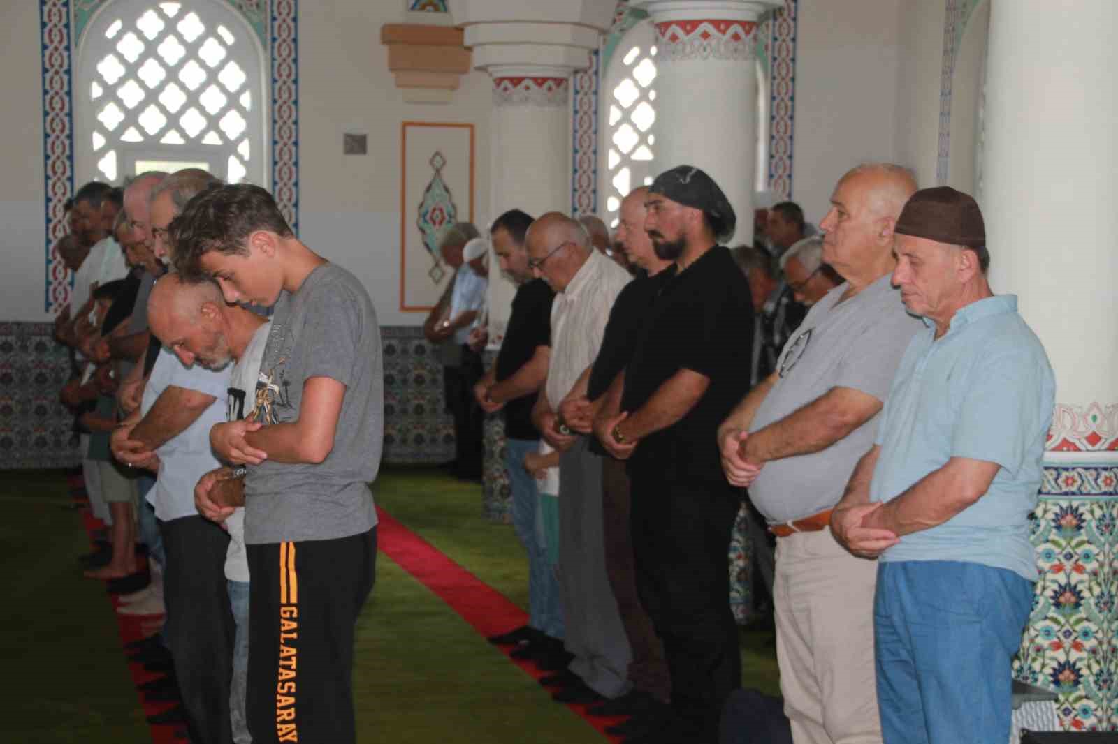 Cuma g&uuml;nleri bayram havasında ge&ccedil;iyor: Cami cemaati 3 kat arttı