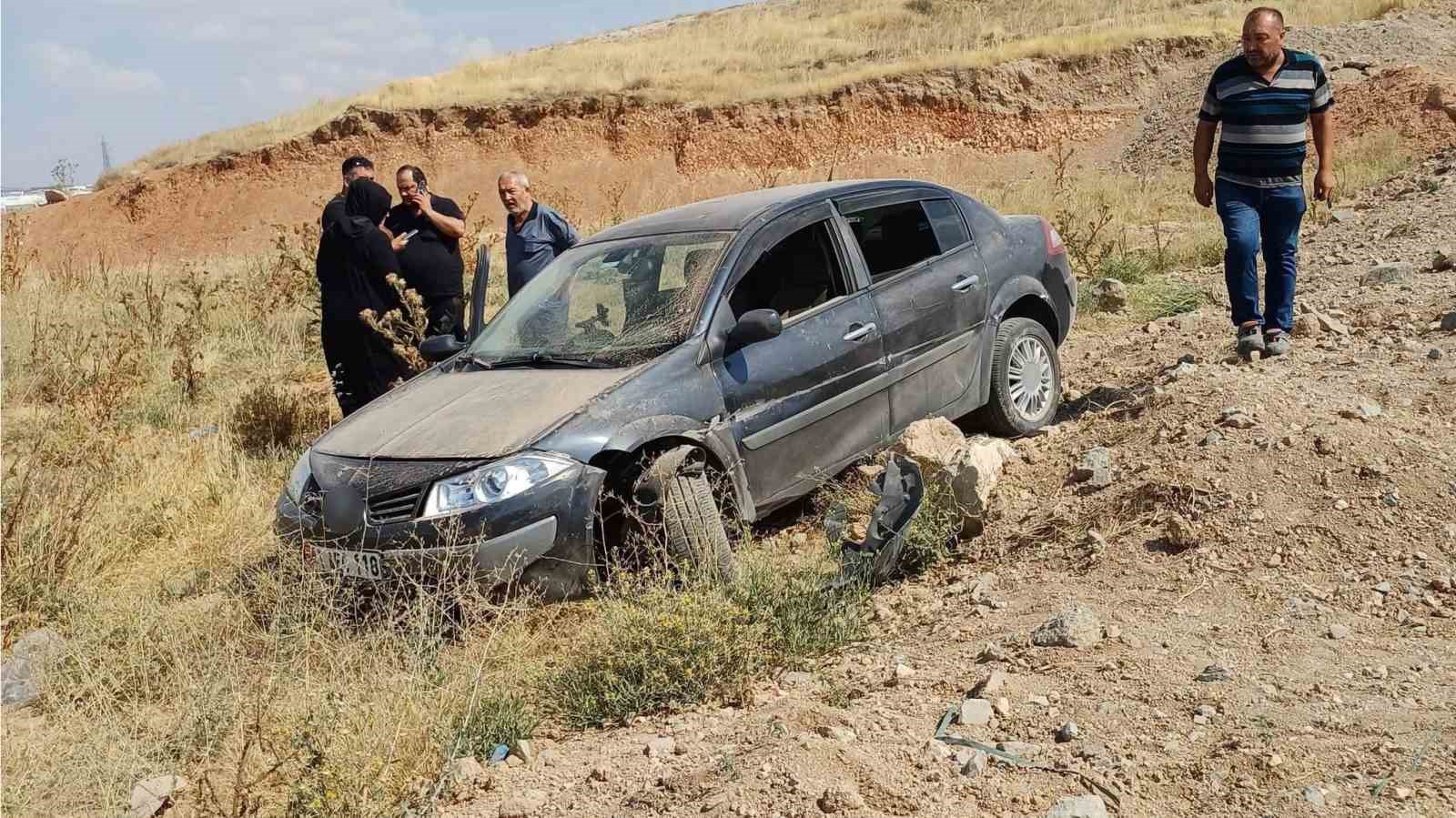 Eskişehir&rsquo;de kontrolden &ccedil;ıkan otomobil toprak alana girdi