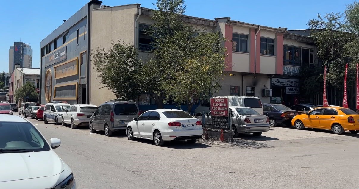 Ankara&rsquo;da k&ouml;pekten ka&ccedil;arken yere d&uuml;ş&uuml;p kafasını vuran 15 yaşındaki &ccedil;ocuk hayatını kaybetti