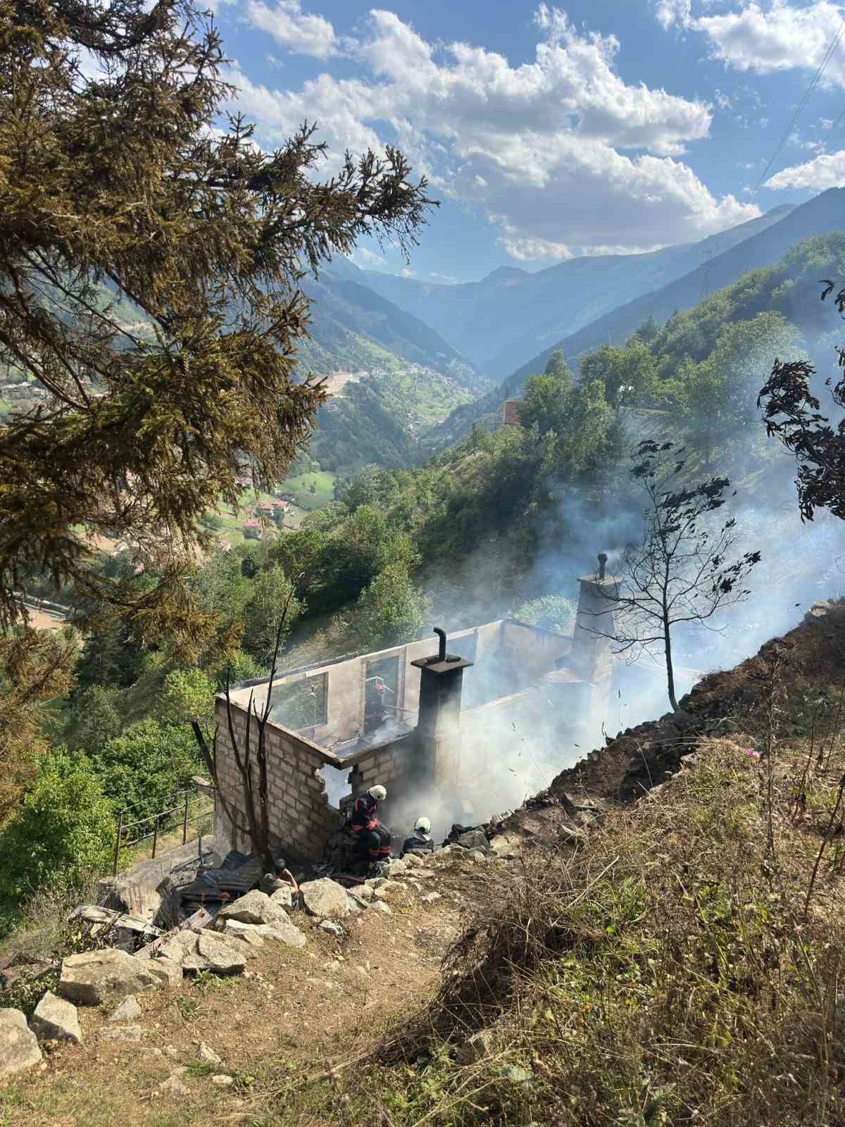 &Ccedil;ıkan yangında ev yanarak k&uuml;l oldu