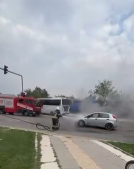 Elazığ’da alev alan otomobil söndürüldü