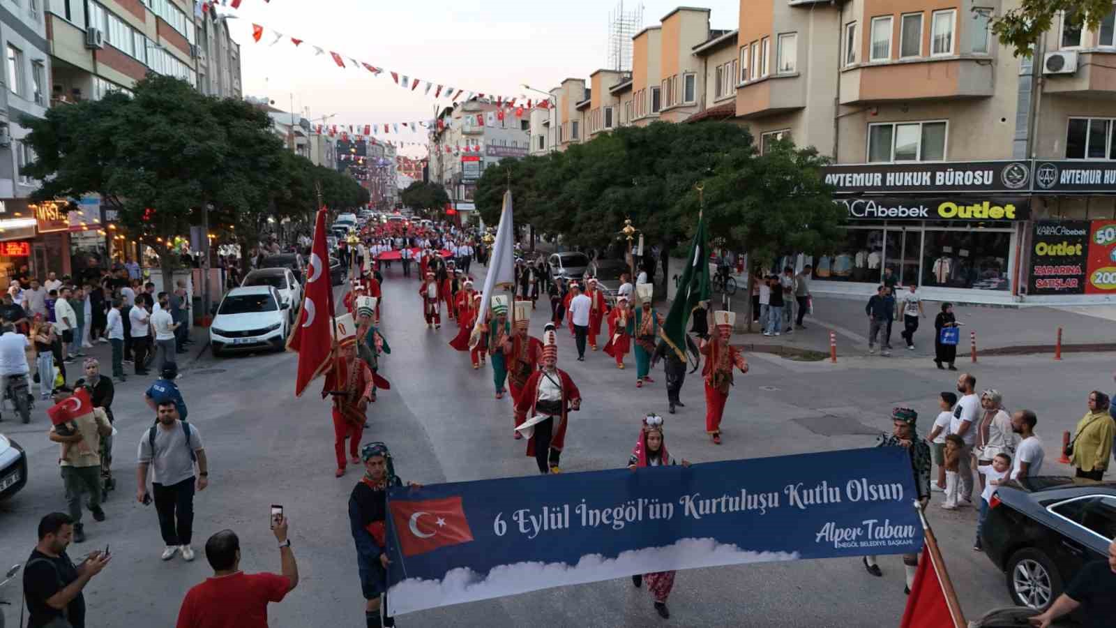İneg&ouml;l&rsquo;de 6 Eyl&uuml;l coşkusu caddelere taştı