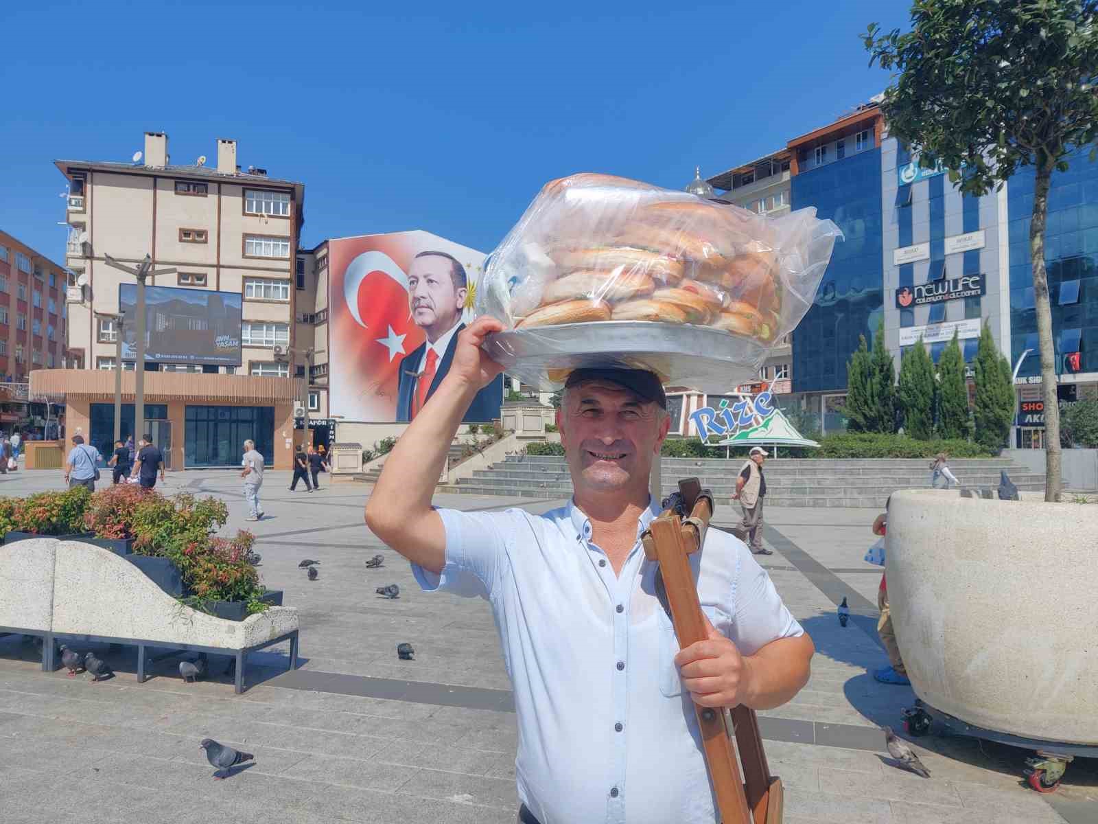 34 yıldır ekmeğini başının &uuml;st&uuml;nde taşıdığı tepsi ile kazanıyor