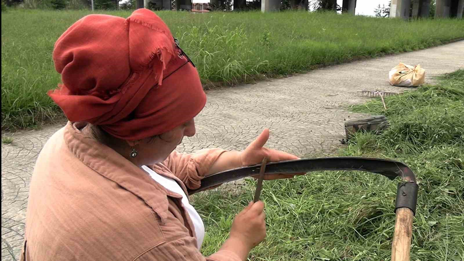Şehir merkezinde tırpanla ge&ccedil;im m&uuml;cadelesi