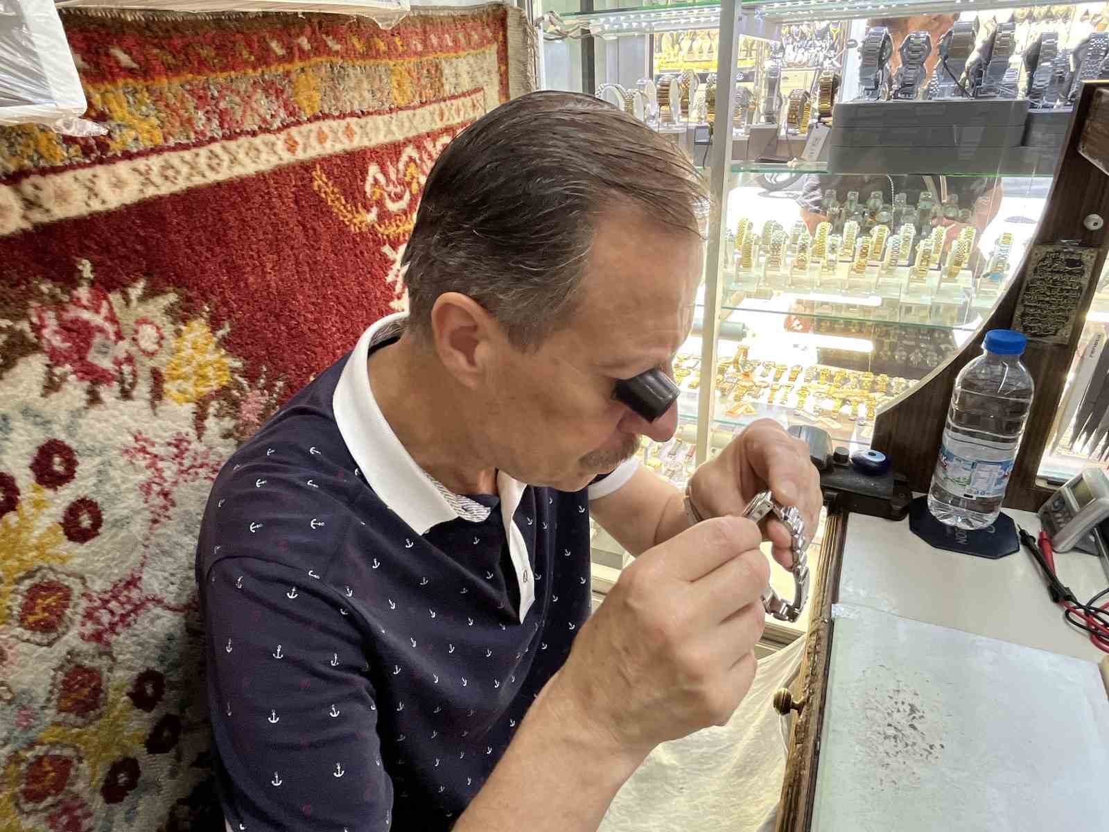 Saat tamirciliği teknolojiye yenik d&uuml;ş&uuml;yor